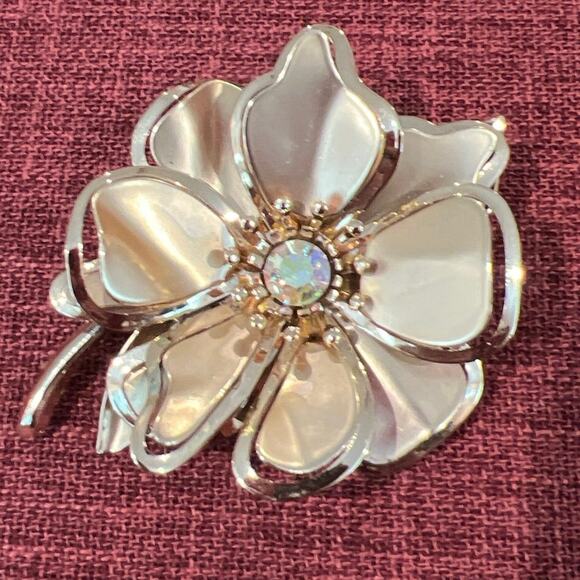 Matte Gold Tone 3D Flower With Iridescent AB Rhinestone Center Stone Brooch Pin - Picture 2 of 6